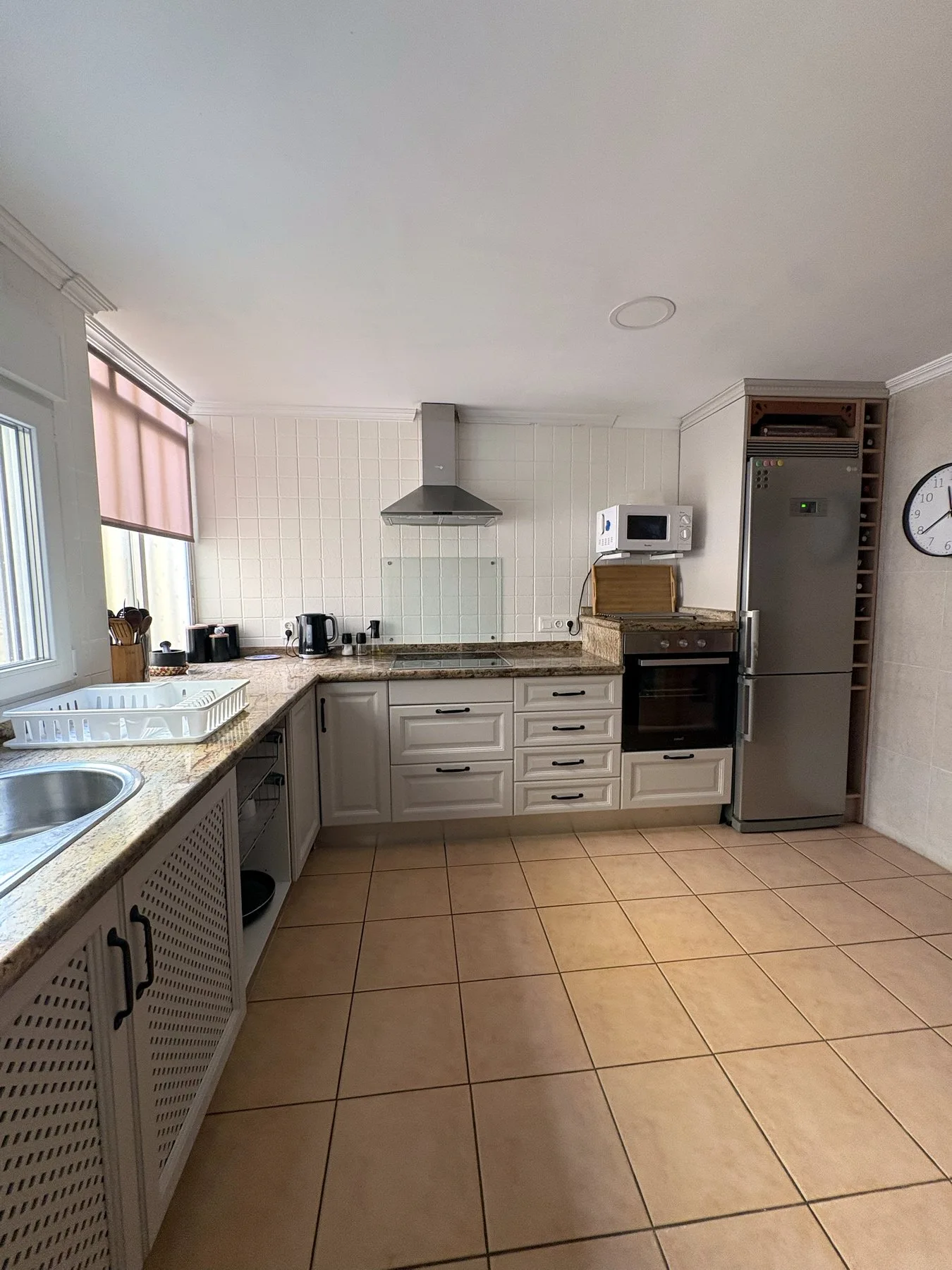 Spacious kitchen with granite worktop